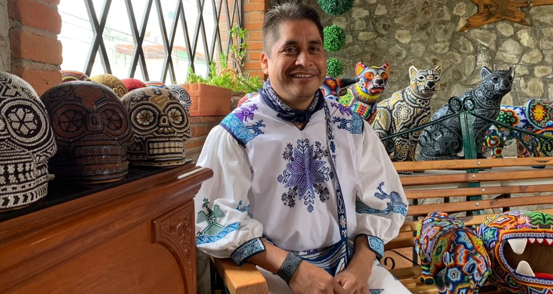 Artesano Wixáritari con sus piezas de chaquira
