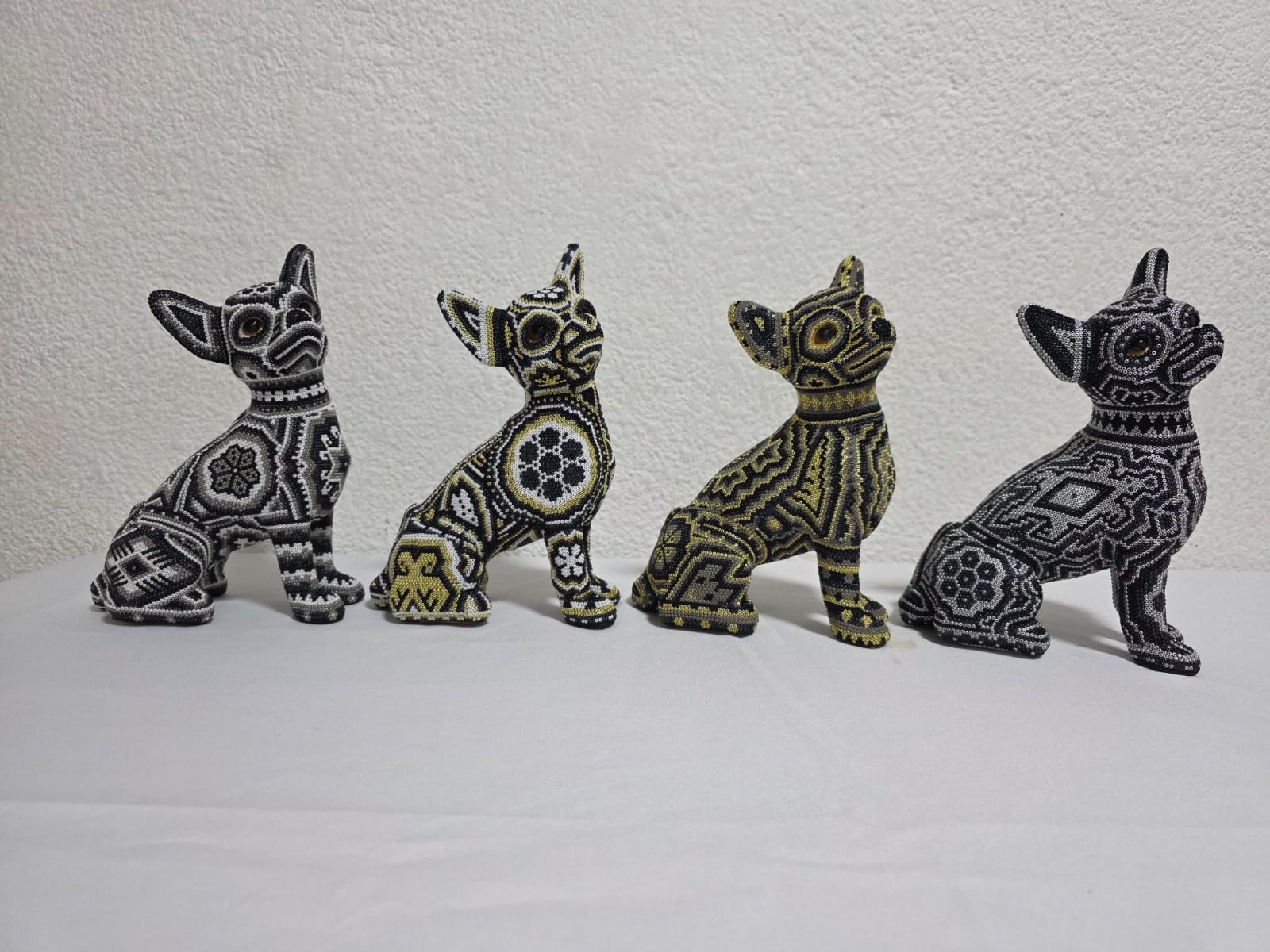 Perro Huichol en chaquira