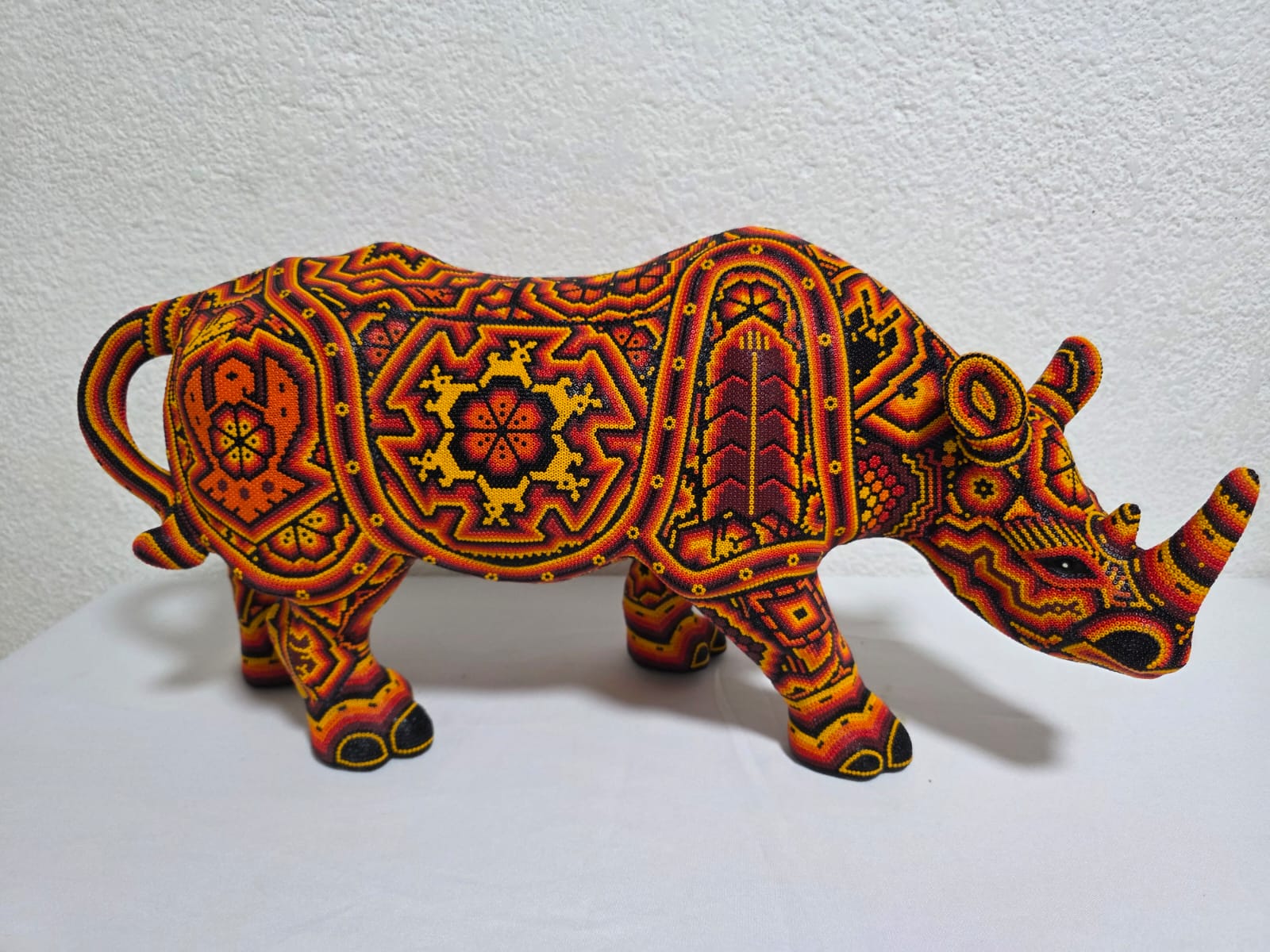 Rinoceronte Huichol en chaquira